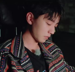  王俊凯和杨紫节目中落泪,看到他们红着眼眶的样子,眼泪直打转