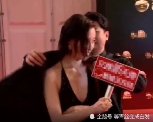  倪妮太会撩了合照时暗示田雨搂腰,冻得瑟瑟发抖时,田雨为她披上西装