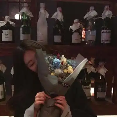  捧花情侣头像手里拿花的女生头像高清系列