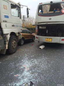  悲剧搅拌车刹不住连撞两车