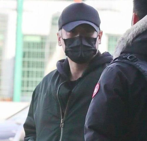 吴秀波陈昱霖事件后现身,身材挺拔有保镖护驾,双眼现浮肿