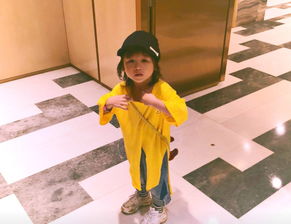  广州恒大前锋郜林的妻子,把自己的萌娃打扮成时尚达人,非常可爱