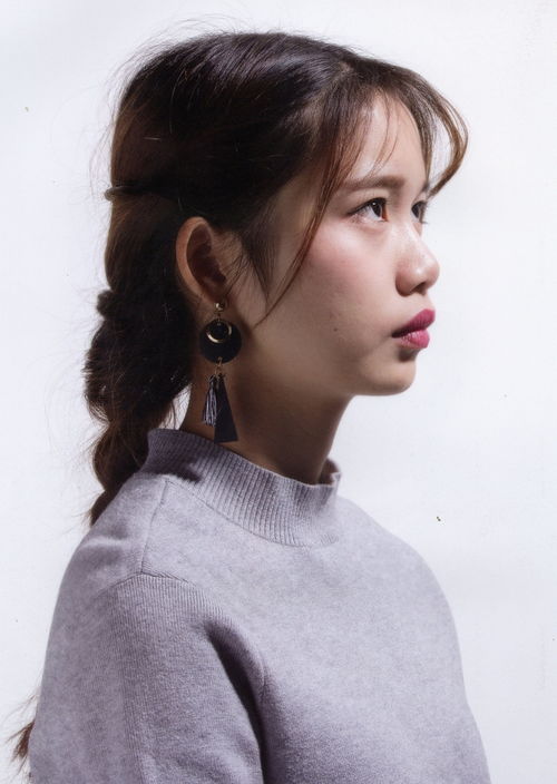  女青年高清照片素描素材29张