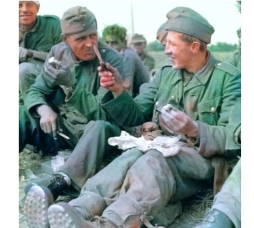  1944年,英军俘获一批德军士兵后,还友善地给他们分发了食物
