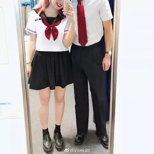  小心机利用相近颜色同色系款式让你秒变时尚情侣党