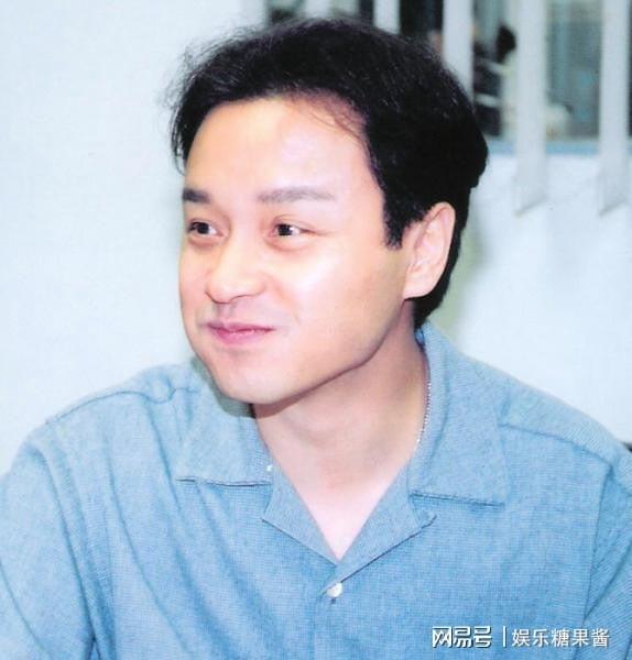  他很爱国,多次合作周星驰,直言这一生最愧对张国荣