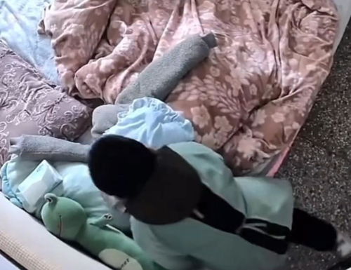  哥哥不懂事盖住妹妹脸,婴儿挣扎哭泣近两分钟,幸好妈妈来了