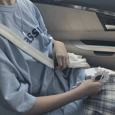  黑暗中有一束光被称为救赎女生头像我要个性网