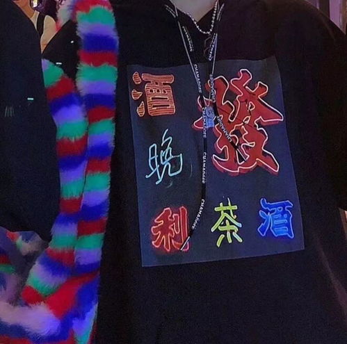  背景图她说她找不到能爱的人,所以宁愿居无定所的过一生