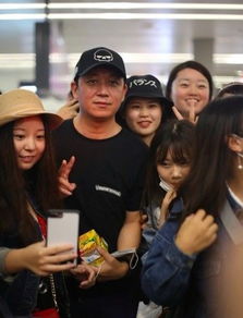  失婚过气中年潘粤明,怎就成了迷妹追着要睡要嫁的对象