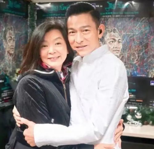  陈玉莲独自亮相马场,生图脸苍老干瘦,老了也美得优雅高级