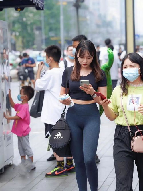  牛仔裤的打扮显嫩又休闲,凸显自信女性形象,曼妙身材尽显