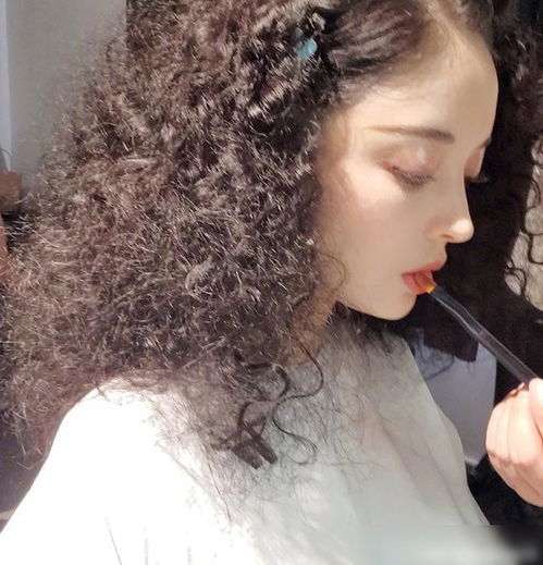  娜扎爆炸头造型公开,酷女孩风格摇滚范十足,形象转变差点认不出