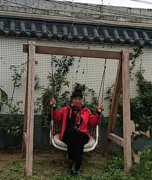  女篮名宿郑海霞近况下乡调研体验荡秋千,54岁无子丈夫消失