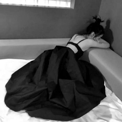  黑白头像女伤感侧脸暗黑系头像女高冷