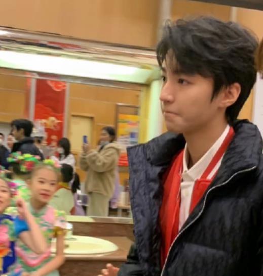  小姑娘见到王俊凯立马表白,当众拉小凯手被喊宝贝,粉丝酸了