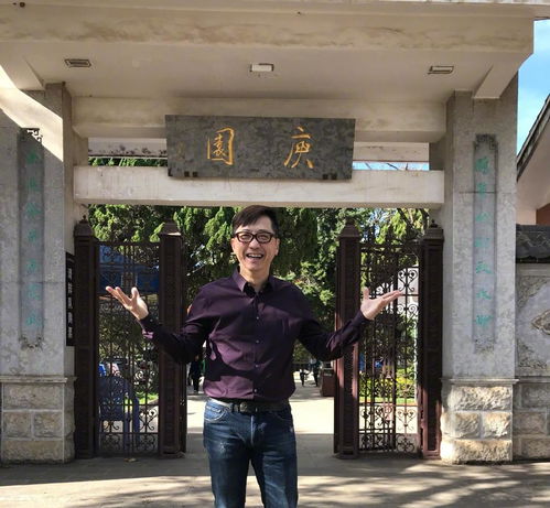  庾澄庆晒女儿哈密瓜,胖乎乎的小手超可爱,学爸爸摆嘻哈手势