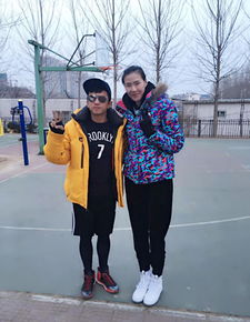  高清美女国手携邓超球场pk剪刀手跨界同框