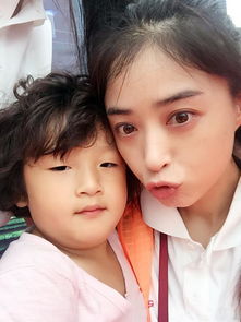  从少女剪刀手到蹭脸攻蒋欣如何收割靳东王凯
