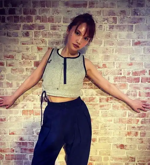  杨丞琳健身必晒美照,穿无袖露脐装扎丸子头,青春活力满满