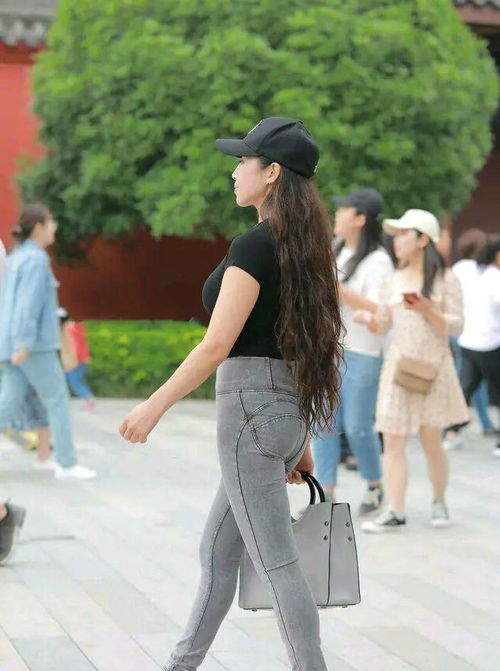  牛仔裤的打扮显嫩又休闲,凸显自信女性形象,曼妙身材尽显