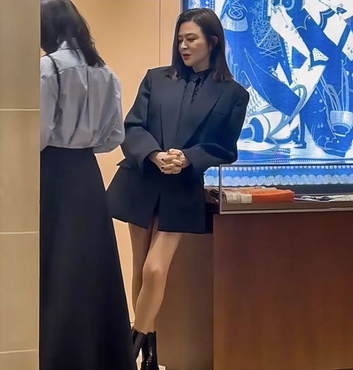  关之琳现身法国,生图感叹她太美了,穿西装玩下衣失踪还很前卫