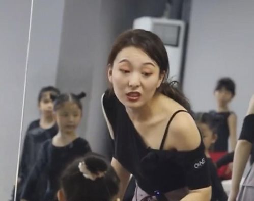  海南一拉丁舞老师火了,魔性教学全程无尿点,就是有点费老师