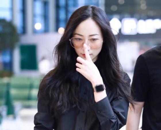  36岁韩雪终于高调,贵族黑半身裙御姐范十足,三七身材美成女王