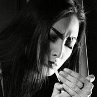 侧身吸烟女生黑白头像微信头像图片大全