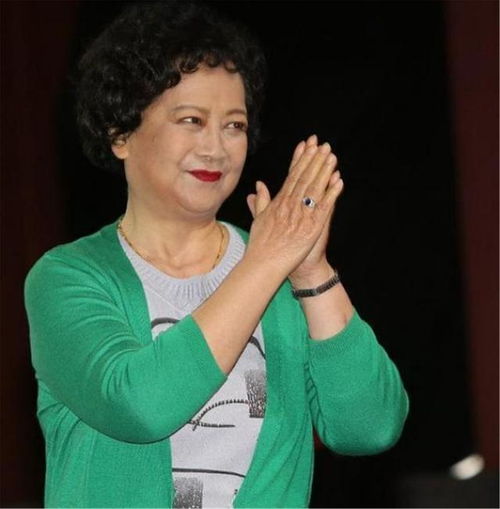  左大玢演观音菩萨时祥瑞连连,没人说得明白,不久她就信佛了