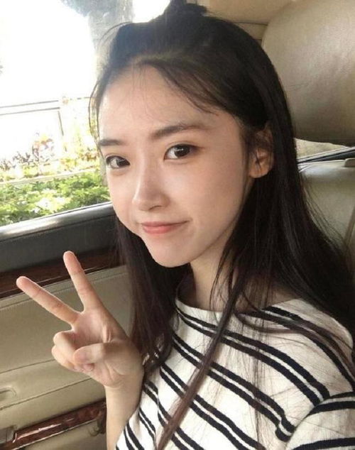  因剪刀手照片走红的黄婷,曾被富豪许诺娶她为妻,如今长成网红脸