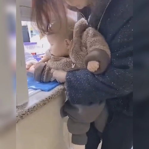  超有爱双胞胎哥哥给做检查的妹妹加油打气,网友实名羡慕了