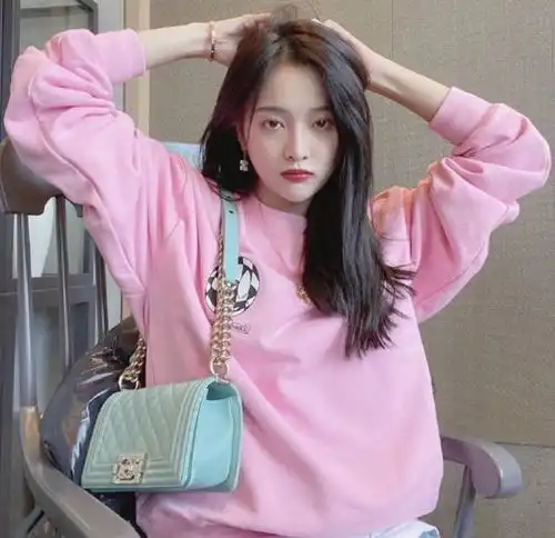 吴宣仪原来这么美粉色卫衣显得她少女感十足,好身材也相当出众 吴宣仪原来这么美粉色卫衣显得她少女感十足,好身材也相当出众