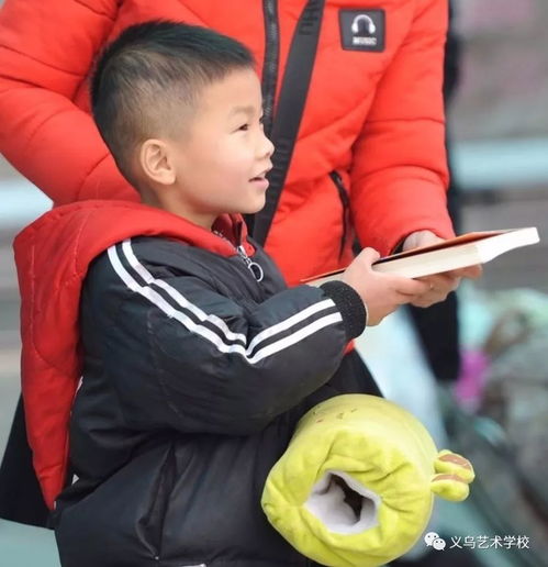  艺娃赠书书浸温情艺术学校亲子志愿者春运爱心送书活动