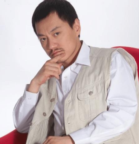  他是黄渤的恩人,北大的学霸,娶了个性感尤物,更是东北第一狠人