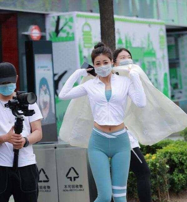  打底裤偏气质的风格,很好的修饰臀部曲线,令人爱不释手