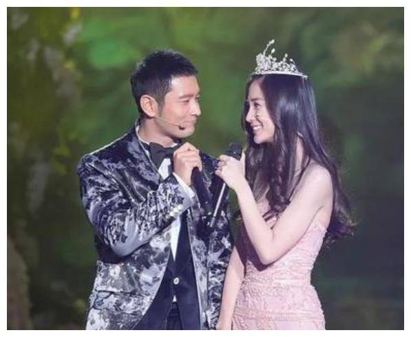  angelababy戴百万珠宝主持春晚单项链就价值七十多万,身材消瘦