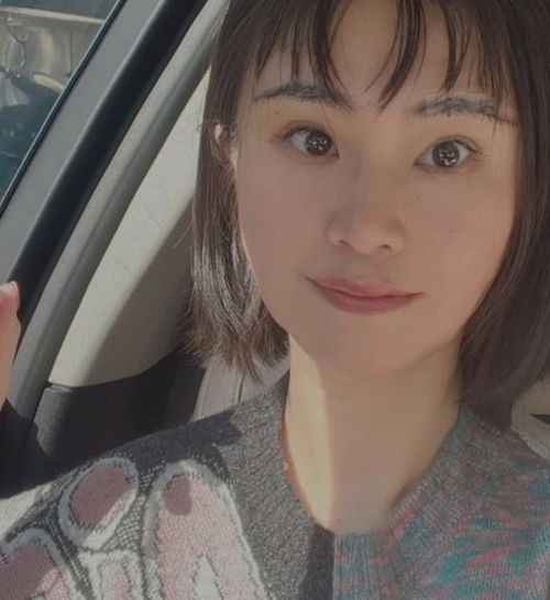  这个中年女人不简单,50岁看着像20出头,穿衣搭配没有一点大妈感