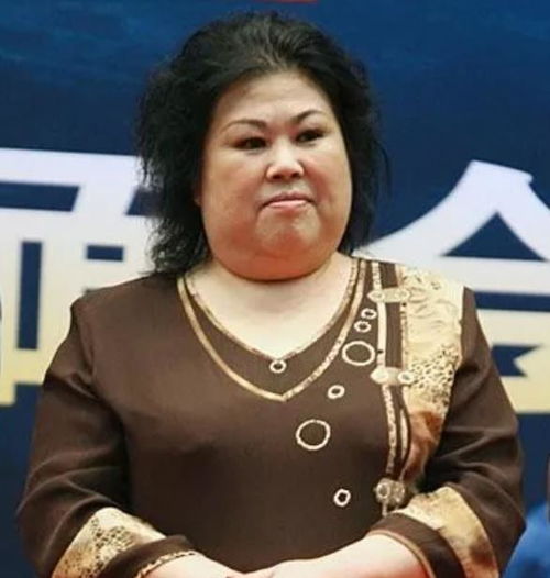  娱乐圈最丑的富婆,被赵本山看中张艺谋亲邀,她到底有何靠山