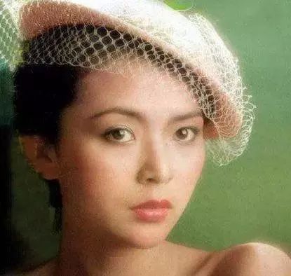  周润发挚爱陈玉莲本是一代玉女,错失真爱后先出柜后出家