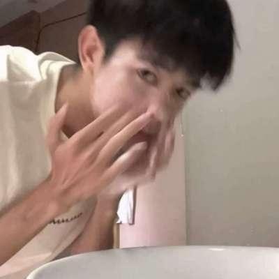  男生头像烂漫世界值得孤身