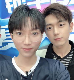  求签名求合影,孤影在李现面前也是化身小迷弟,有点害羞