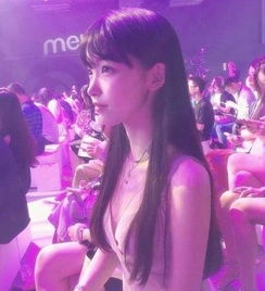  当初凭一张旅游照,意外成为最火网红的剪刀手女神,如今长成