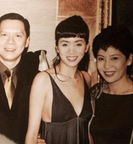  香港黑帮当年真嚣张,成龙下飞机被开枪警告,张国荣也曾被强迫过