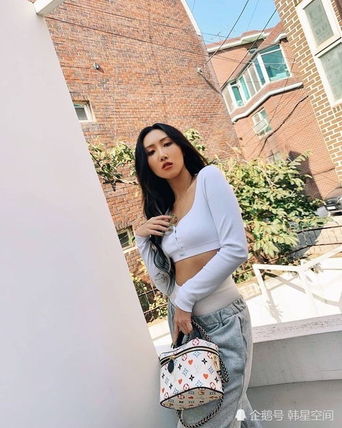  mamamoo华莎,不愧是韩流最会穿女爱豆,不经意间拍出时尚大片