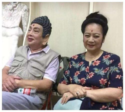  如来佛朱龙广拍摄时被当成真佛跪拜,佛牌上头像也是自己
