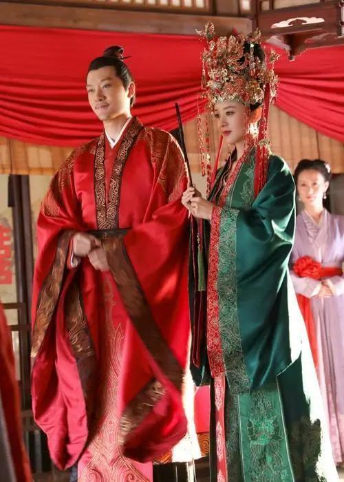  杨幂新剧海报抄袭楚乔传赵丽颖粉丝开撕,双方骂出一个怪圈