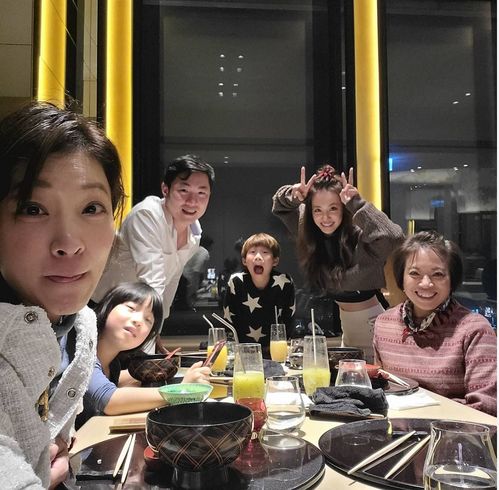  蔡依林与姐姐为妈妈庆生,掀刘海气质清纯,穿露脐装抢妈妈风头