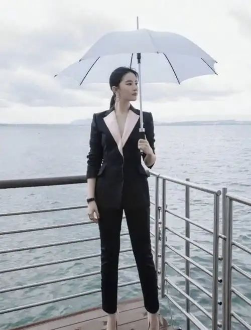  紫色卫衣搭配紫色发带,真是仙女本仙,好气质是人模仿不来的