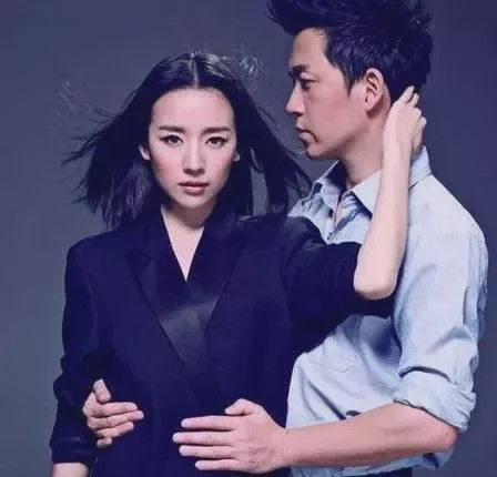 离婚6年同台深情相拥,破镜重圆传闻不断,今被爆已经同居